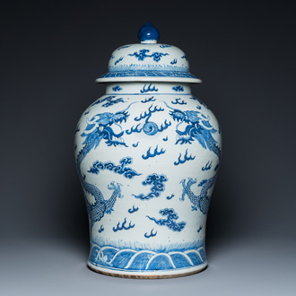 A large Chinese blue and white 'dragons' vase and cover, 19th C.