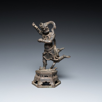 Een Chinese bronzen sculptuur van Kui Xing, Ming