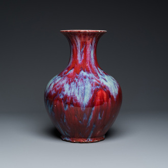 Grand vase en porcelaine de Chine à émail flambé, 18/19ème