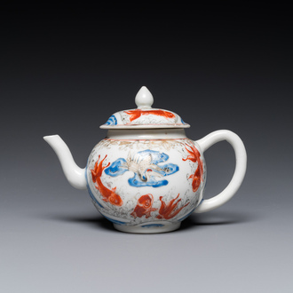 Théière couverte en porcelaine de Chine à décor de carpes et de grues, Yongzheng