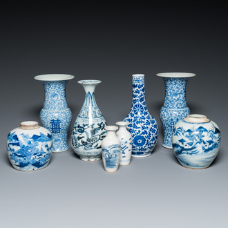Huit vases en porcelaine de Chine en bleu et blanc, 18/20ème
