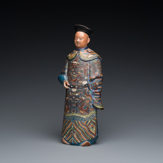 Een Chinese beschilderde terracotta figuur van een mandarijn, Canton, 19e eeuw