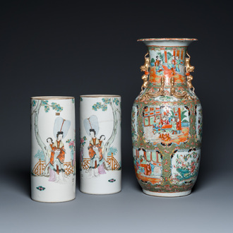 Une paire de porte-chapeaux en porcelaine de Chine famille rose et un vase de Canton, 19/20ème