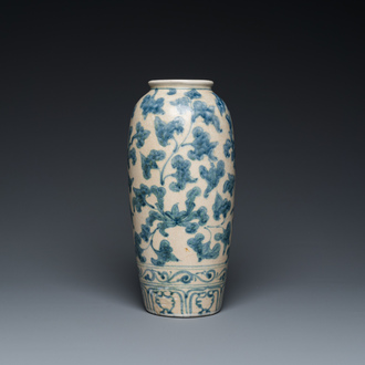 Vase en porcelaine de Vietnam ou Annam à décor floral en bleu et blanc, 14/15ème