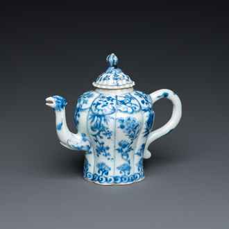 Een Chinese blauw-witte theepot met een feniksvormige tuit, Kangxi