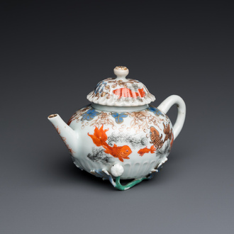 Théière couverte en porcelaine de Chine à décor de carpes en rouge de fer et dorure, Yongzheng