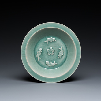 Assiette en porcelaine de Chine en céladon de Longquan figurant quatre carpes, Yuan ou postérieur