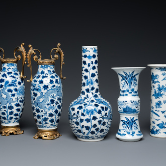 Cinq vases en porcelaine de Chine en bleu et blanc, 19ème
