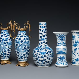 Five Chinese blue and white vases, 19th C.