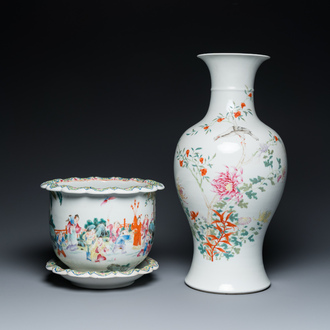 Une jardinière sur support et un vase en porcelaine de Chine famille rose, marque de Hongxian et de Qianlong, République