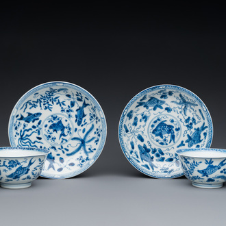 Een paar Chinese blauw-witte koppen en schotels met karpers, Kangxi