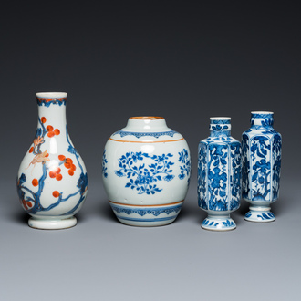 Drie Chinese blauw-witte vaasjes en een Imari-stijl vaasje, Kangxi