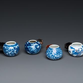 Quatre mangeoires d'oiseaux en porcelaine de Chine en bleu, blanc et rouge de cuivre, 19ème