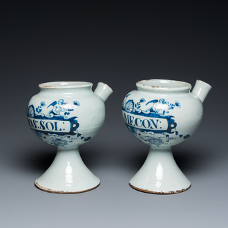 Een paar blauw-witte Engelse Delftware siroopkannen, wellicht Londen, vroeg 18e eeuw