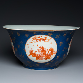 Grand bol en porcelaine de Chine en bleu poudré et rouge de fer à décor des 'huit immortels', 19ème