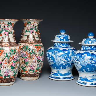 Une paire de vases couverts en porcelaine de Chine en bleu et blanc et une paire de vases dit 'de Nankin', 19ème