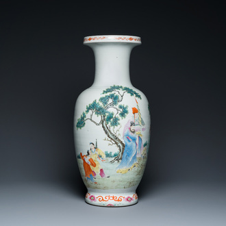 Vase en porcelaine de Chine famille rose à décor narratif, marque de Qianlong, 19/20ème