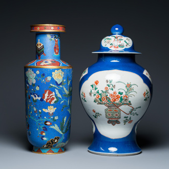 Een Chinese famille verte dekselvaas met poederblauwe fondkleur en een cloisonné rouleau vaas, 19e eeuw