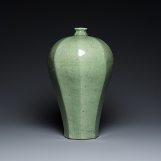 Een grote Chinese celadon-geglazuurde octagonale 'meiping' vaas, 18/19e eeuw