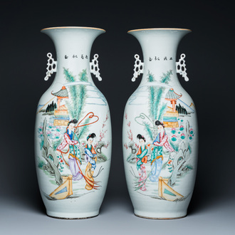 Paire de vases en porcelaine de Chine famille rose à décor de dames dans un jardin, 19/20ème