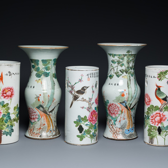 Trois porte-chapeaux et une paire de vases de forme 'gu' en porcelaine de Chine qianjiang cai, 19/20ème