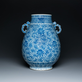 Vase de forme 'hu' en porcelaine de Chine en bleu et blanc aux rinceaux de lotus, marque de Qianlong, 19ème