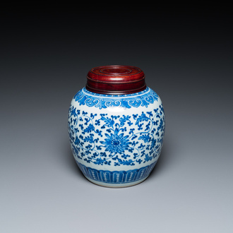 Een Chinese blauw-witte pot met lotusslingers, Qianlong