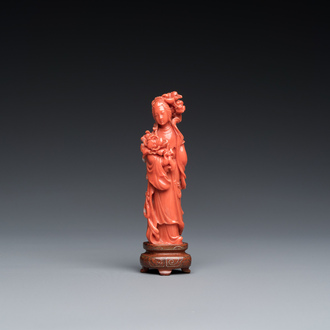 A Chinese red coral sculpture of Guanyin, 19/20th C.