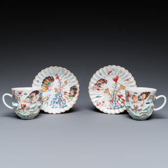 Paire de tasses et soucoupes en porcelaine de Chine famille rose à décor appliqué, Yongzheng