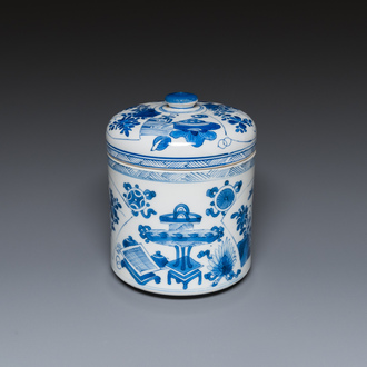 Een Chinese blauw-witte dekselpot met decor van antiquiteiten, Kangxi