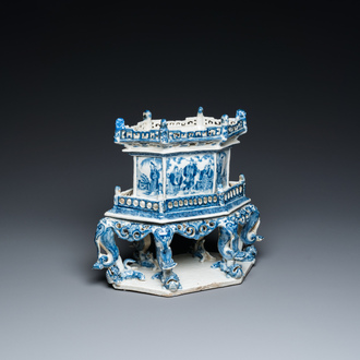 Rare support d'autel ou 'chanab' en porcelaine de Chine en bleu et blanc, 19ème