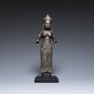 Een bronzen Khmer sculptuur van de godin Uma, Cambodja, 10/11e eeuw