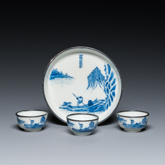 Une coupe et trois bols en porcelaine de Chine 'Bleu de Hue' pour le Vietnam, marque de Noi Phu, 19ème