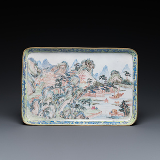 Plateau de forme rectangulaire en émaux de Canton à décor d'un paysage montagneux, Chine, Yongzheng