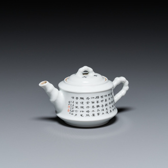 Een Chinese theepot met kalligrafisch decor, Jiangxi Porcelain Company, 20e eeuw