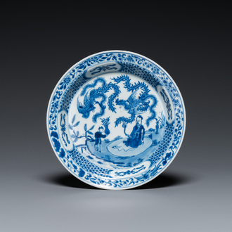 Assiette en porcelaine de Chine en bleu et blanc à décor de deux phénix et un immortel, Kangxi/Yongzheng