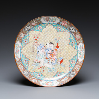 Plat en émaux de Canton à décor d'une femme et deux garçons, Chine, Yongzheng