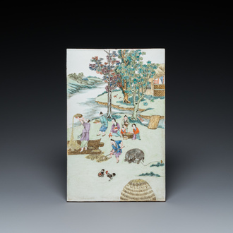 Plaque en porcelaine de Chine famille rose à décor de la production de riz, 19ème