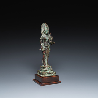 Een Javaanse bronzen sculptuur van de godin Dewi Tara, Majapahit koninkrijk, Indonesië, wellicht 14e eeuw