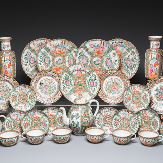 Collection de 28 pièces en porcelaine de Chine famille rose de Canton, 19ème