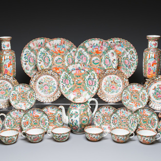 A collection of 28 Chinese Canton famille rose wares, 19th C.