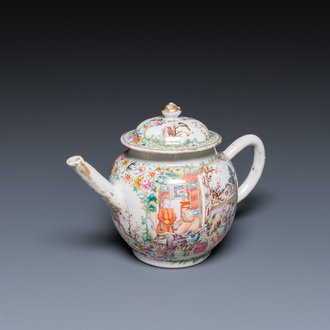 Een fijne Chinese famille rose theepot met mandarijns decor, Qianlong