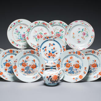 Elf Chinese famille rose en Imari-stijl borden en een theepot met deksel, Kangxi/Qianlong