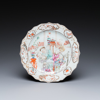 Assiette en porcelaine de Chine famille rose à décor d'une scène de mandarins buvant du thé, Qianlong