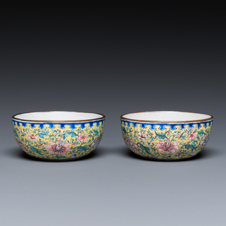 A pair of Chinese yellow-ground Canton enamel bowls, Qianlong/Jiaqing