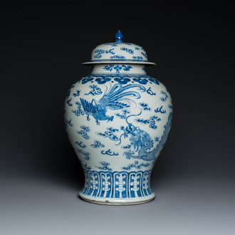 Een Chinese blauw-witte dekselvaas met decor van draken en feniksen, Kangxi merk, 19e eeuw