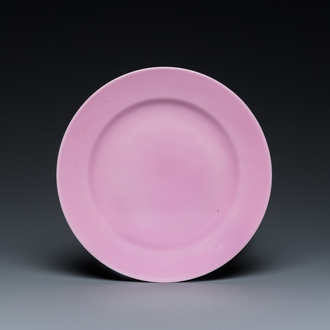 Een Chinees monochroom roze-geglazuurd bord, Jing Yuan Tang Zhi 静远堂製 merk, 19e eeuw