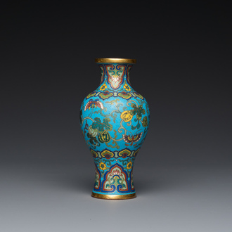 Een zeer mooie Chinese cloisonné vaas met turquoise fondkleur, Qianlong