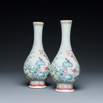 Paire de vases de forme bouteille en porcelaine de Chine famille rose, Jiaqing