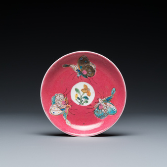 Rare soucoupe en porcelaine de Chine famille rose à décor de trois papillons sur fond rouge de rubis, Yongzheng